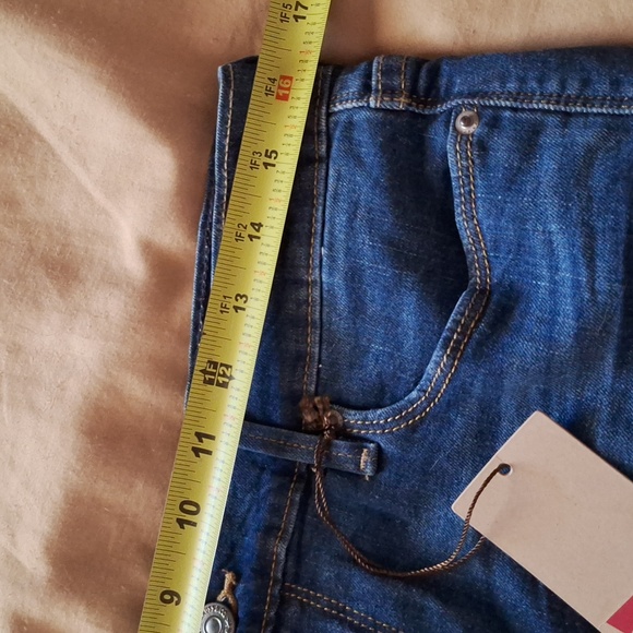 Levis ladies cuffed shorts size 7/28.  New. - Picture 5 of 6